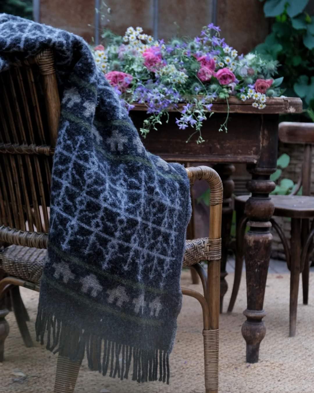 ÖJBRO VANTFABRIK Ekshärad Sot wełniany koc z frędzlami 130 x 220 cm różowy/szary/zielony 100% wełna merynosowa dziergany pled koc dzienny Quilt ciepły miękki - wyprodukowano w Szwecji