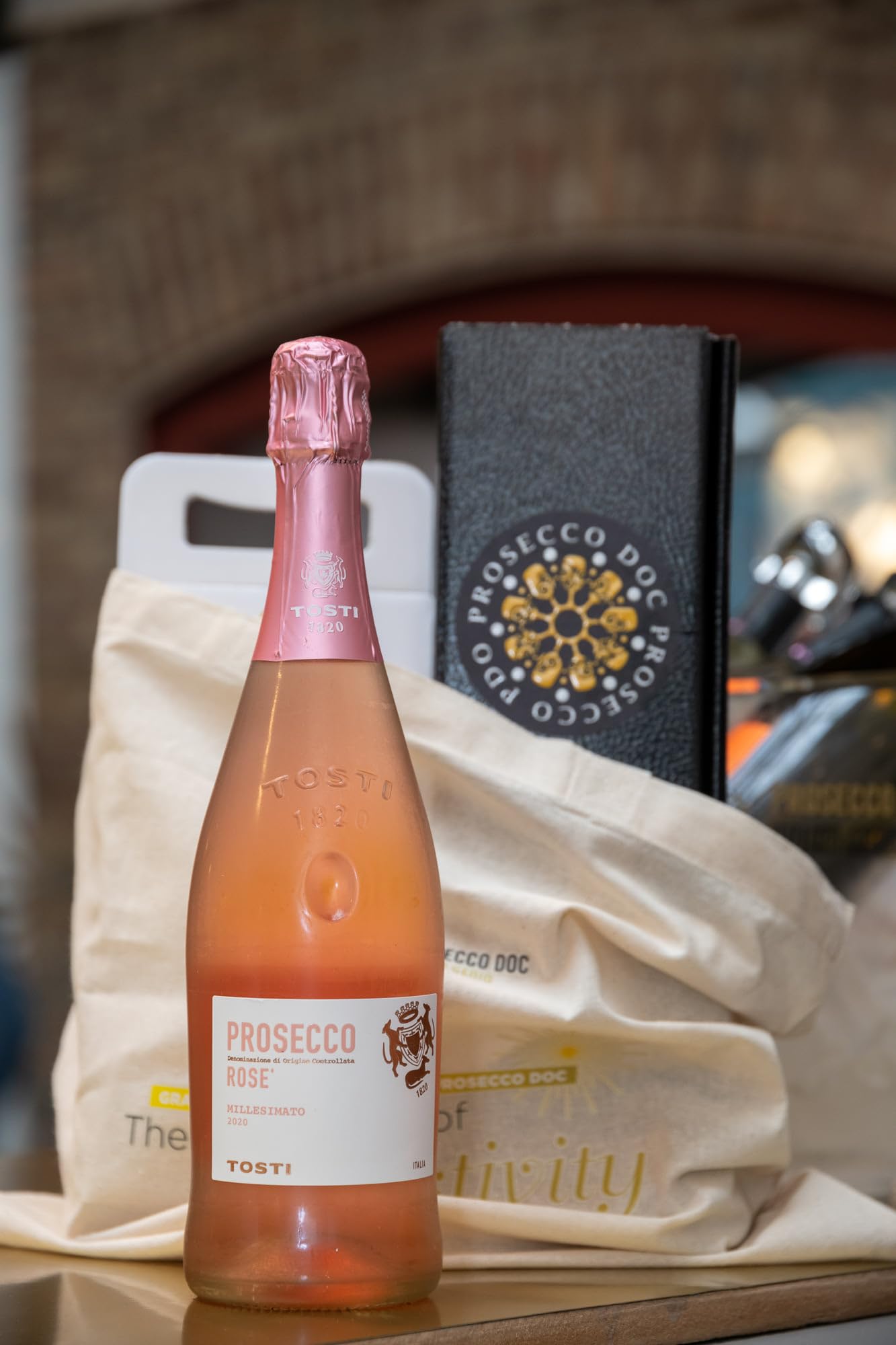 Tosti Prosecco Rosé DOC Millesimato. Spumante dry - Confezione con 6 bottiglie da 750 millilitri. 85% Uve Glera, 15% Pinot nero. Alcool 11% Vol. Bollicine italiane fresche e aromartiche