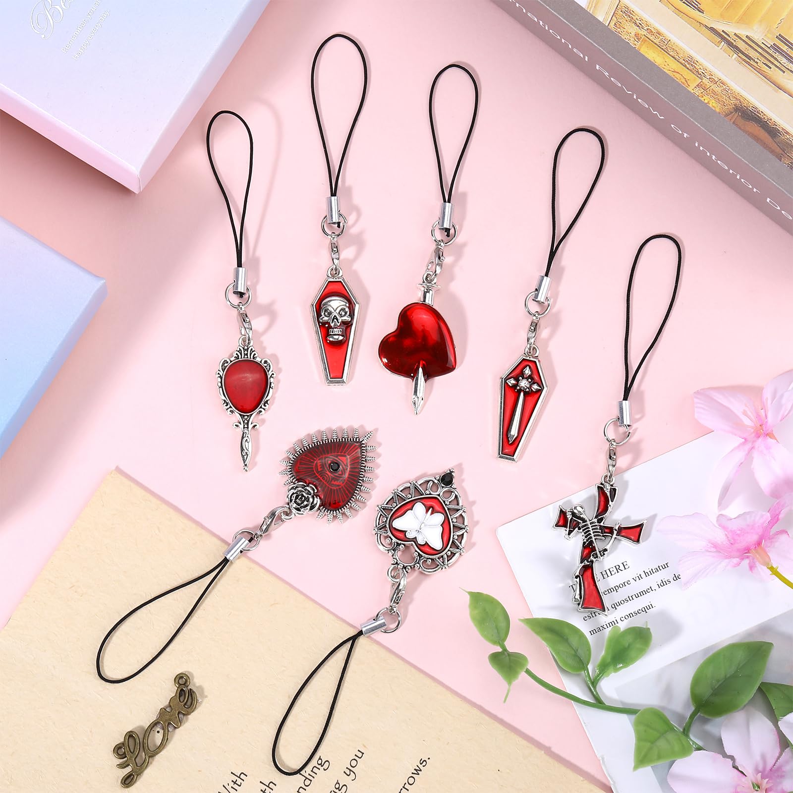 BEEFLYING 7Pcs Mignons Charms pour Téléphone Portable, Sangles de Charme de Cœur Gothique Kawaii pour Halloween,Pendentifs Esthétiques Y2K pour Téléphone Sac Porte-Clés Appareil Photo et Portefeuille