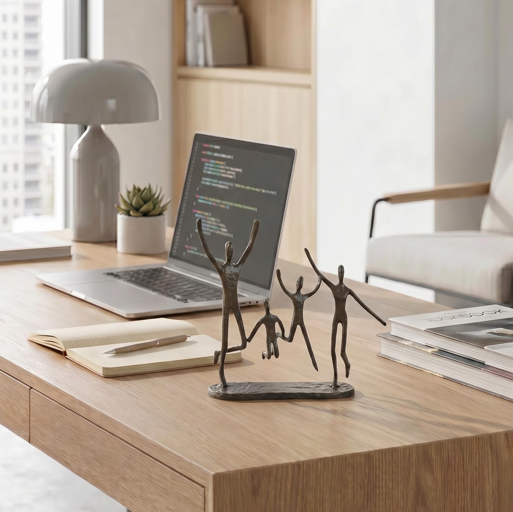 Casablanca - designerska rzeźba - Jumping - żeliwo - oksydowane - wysokość 20 cm - szerokość 22 cm - rodzina - przyjaciele