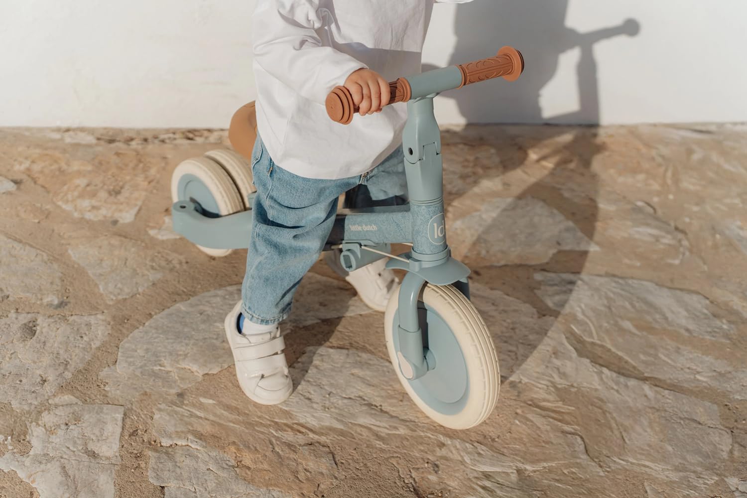 Little Dutch Triciclo 4 en 1, incluye barra de empuje, pedales, cinturón de seguridad y anillo, triciclo infantil, para niños y niñas a partir de 1-3 años, color azul