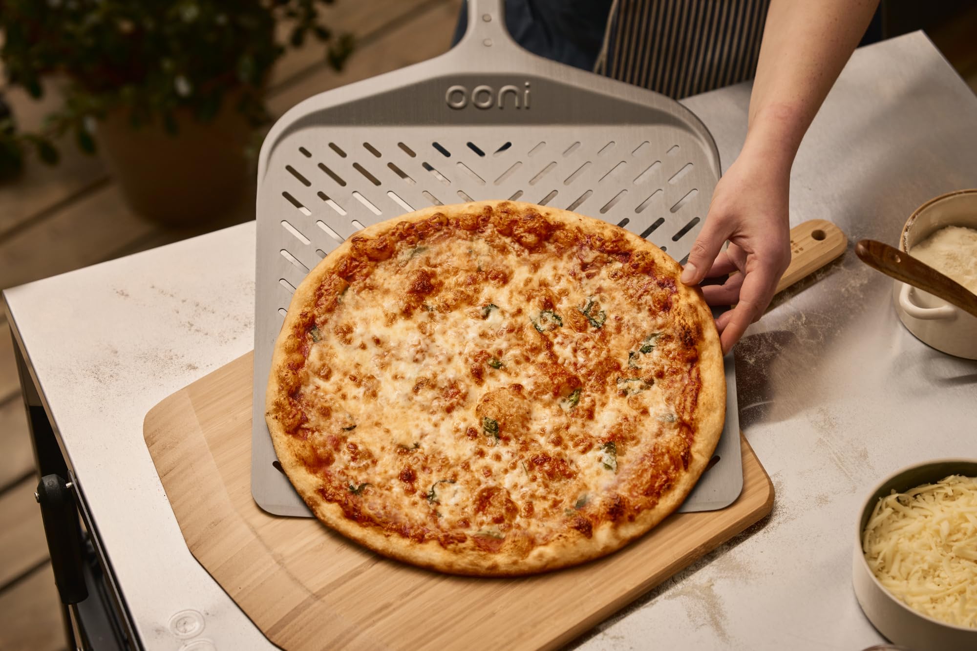 ooni Perforierter Pizzaschieber aus eloxiertem Aluminium, 30,5 cm, mit langem Griff aus Walnussholz, Pizzaschaufel, Pizzaofen-Zubehör, Pizza-Werkzeuge, 30,5 cm