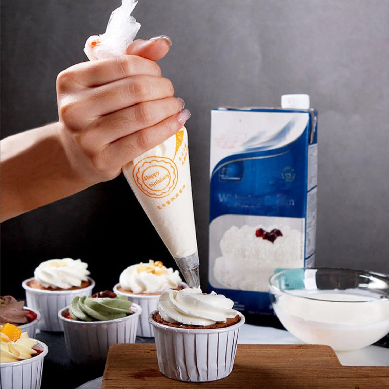 Disposable Piping Bags 100pcs Anti Burst Pastry Bags With Bump Non-Slip Ideal for Icing, Frosting, Cakes, Cookies Decoration(Medium)