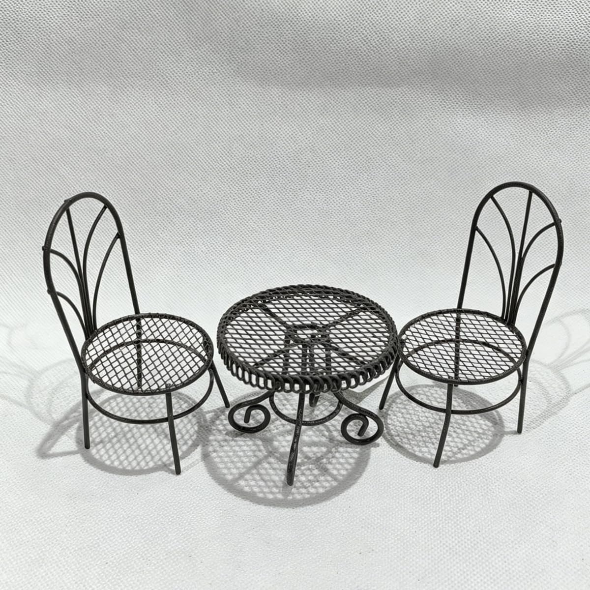 Mesa y sillas de metal en miniatura estables para maquetas de terrazas y belenes