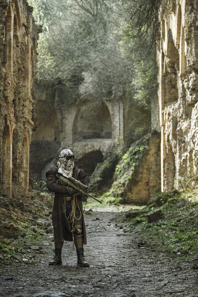 Post-apocalipsis sobreviviente en tatters y gas máscara en las ruinas de una ciudad destrozada. Póster Print by Oleg Zabielin/Stocktrek Imágenes (11 x 17)