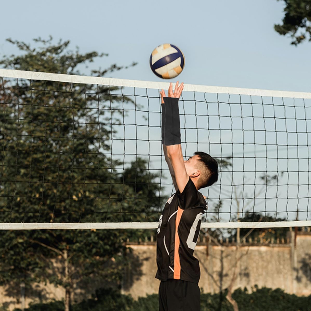 SEWACC Volleyball Arm Sleeves and Wrist Protector for Men, Lightweight Polyester Compression Sports Arm Strap, Breathable Black Wrist Cover for Outdoor Volleyball Impact Injury Prevention