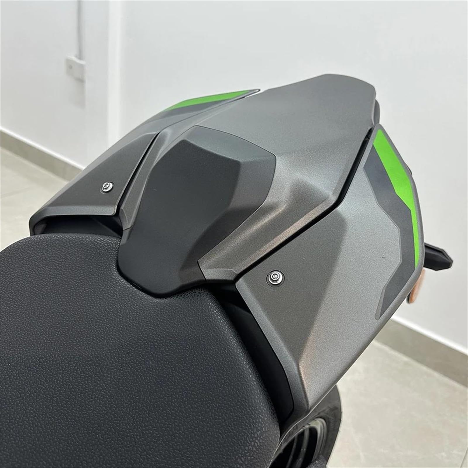 Capot De Selle Arrière pour Kawasaki pour Z900 pour Z900 SE (2025-2026) – Carénage De Selle Passager Arrière Rear Cowl Cover(Titane Graphite Brillant)