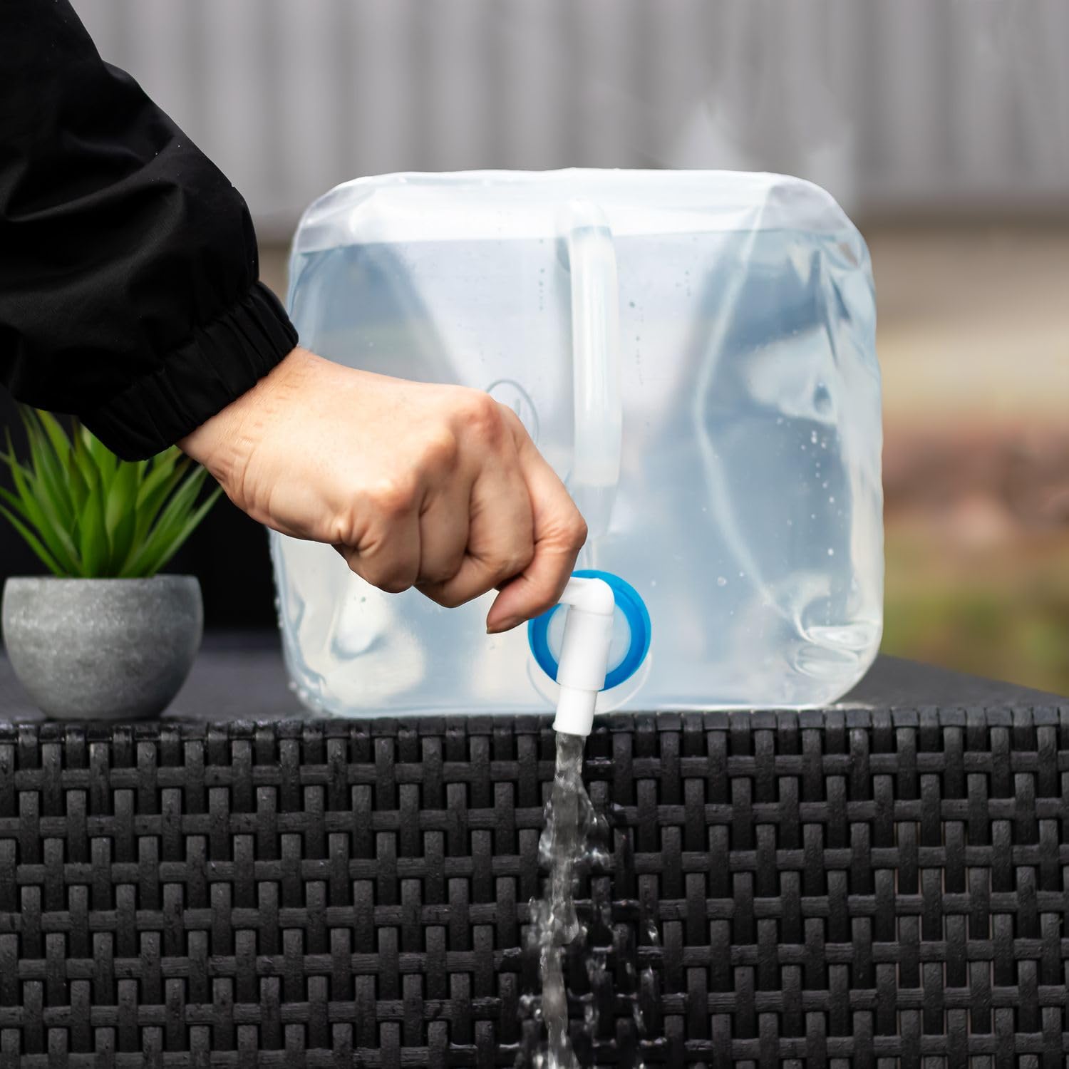 Intirilife 4x składany plastikowy kanister na wodę 10 L - 22,3 x 25,2 cm - Pojemnik na wodę Składany z uchwytem i kranikiem Kanister na wodę pitną Box Camping Festival Storage