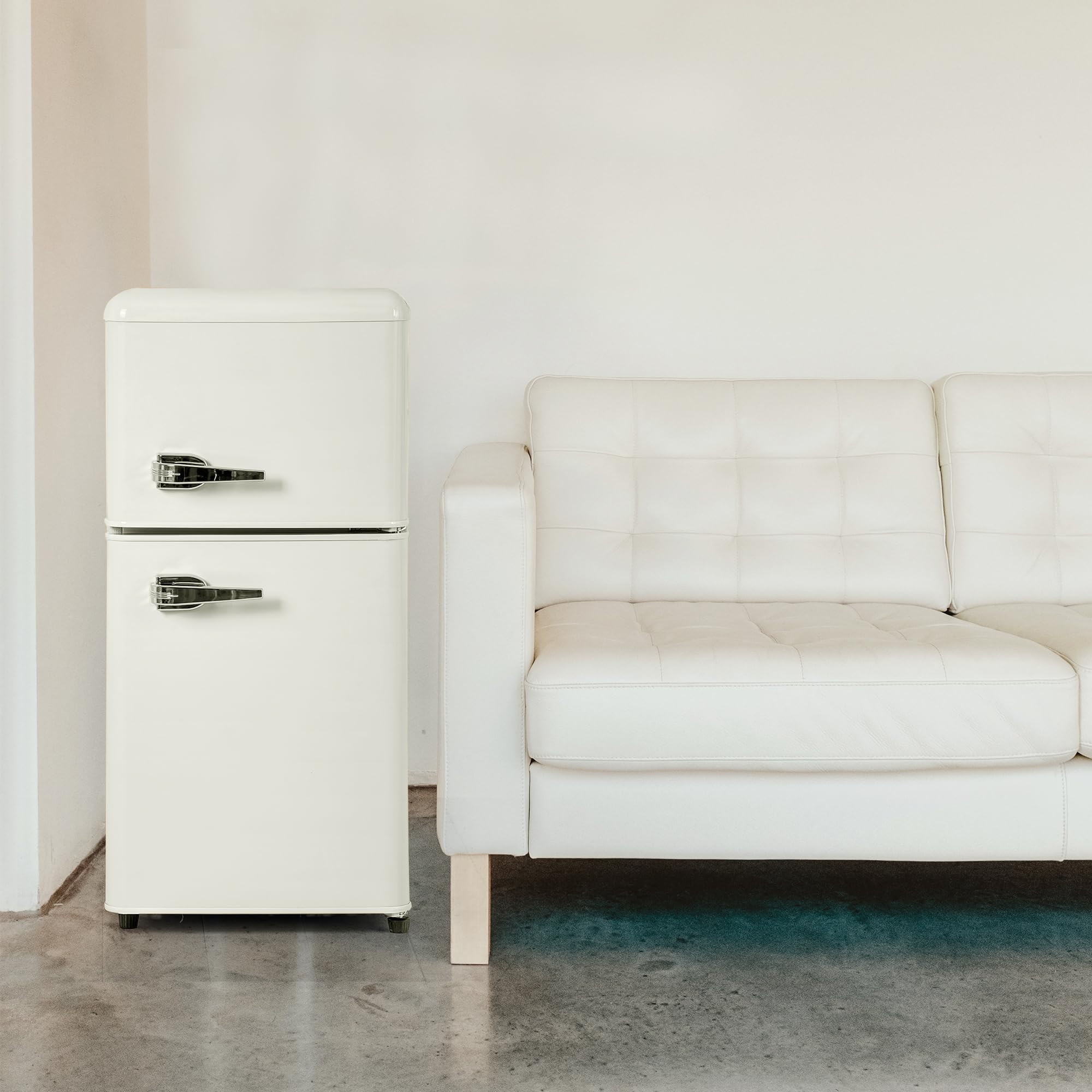 Kompaktowa lodówka retro z zamrażarką, całkowita pojemność 60 l (zamrażarka 22 l / komora chłodząca 38 l), klasa energetyczna E, kremowo-biała, wysokość 88,8 cm, cicha 45 dB, 7