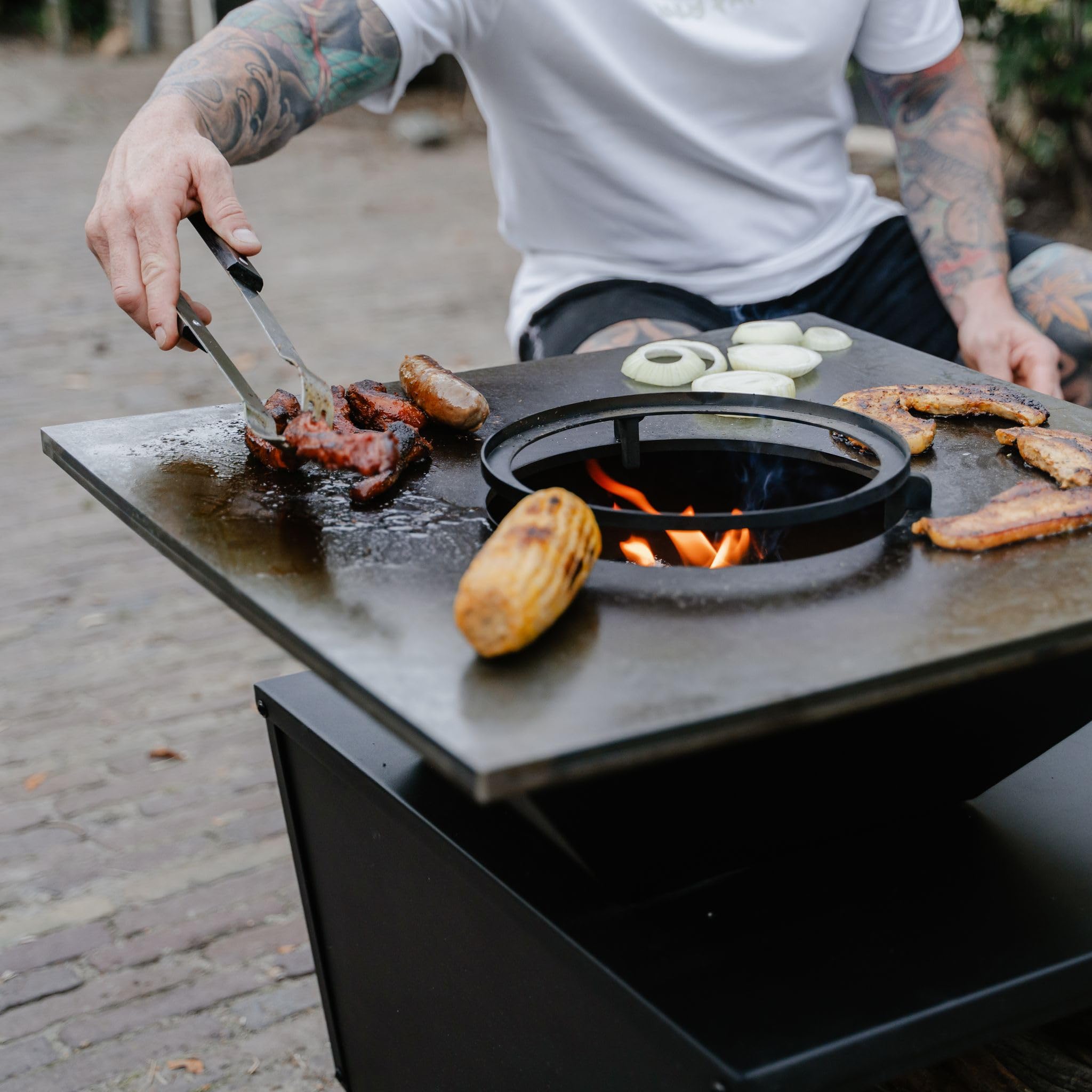 Barbecue Plancha Compania 114 x 60 x 62 cm, modello seduto, anello di fuoco, braciere con piastra di fuoco completa