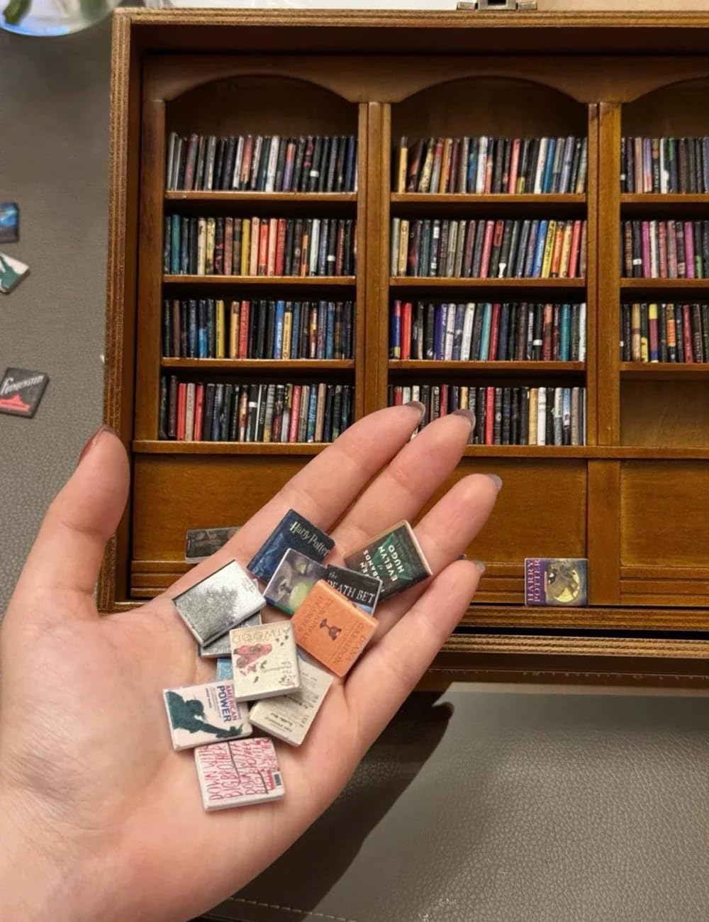 Mini Bibliothèque Antistress En Bois - 200 Micro Livres Décoratifs 20x16,5x3mm - Décoration Bureau, Cadeau Pour Amoureux Des Livres