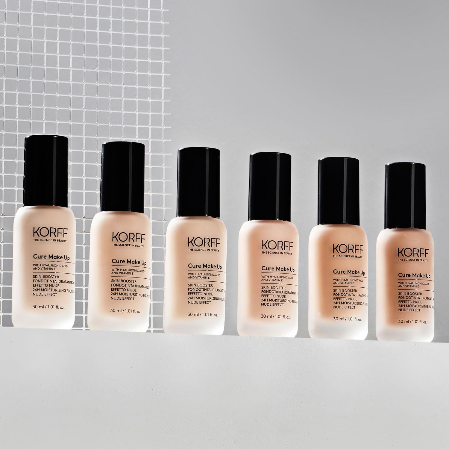 Korff Skin Booster Fondotinta Idratante 24h Effetto Nude con Acido Ialuronico e Vitamina Texture Sottile Setosa Coprenza Bassa Confezione 30ml