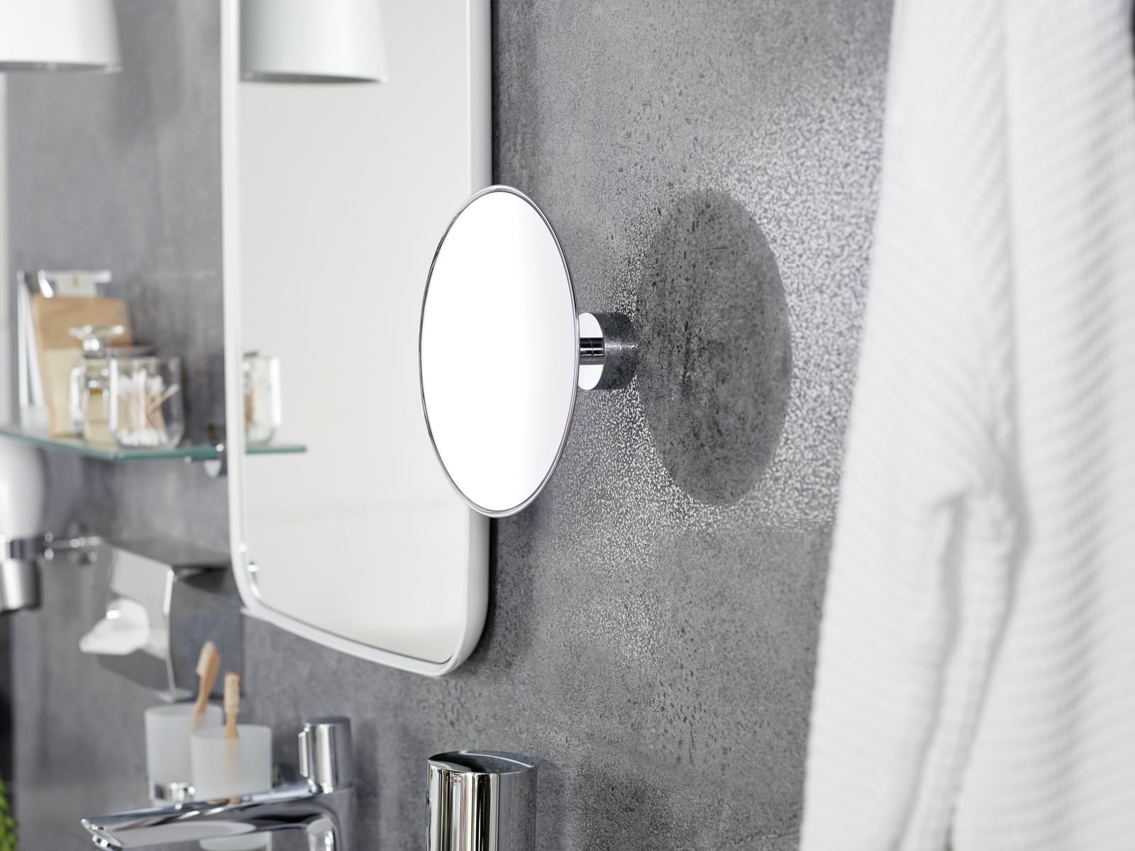 tesa VISIOON Espejo Cosmético de Pared con 3x de Aumento - Espejo Redondo para Maquillaje - Montaje Autoadhesivo sin Taladro para Baldosas, Metal y Otras Superficies, 14 cm de Diámetro, Color Plateado