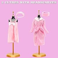 Vista 3 de 23 piezas de ropa y accesorios para muñecas, incluyendo 6 juegos de albornoces, pijamas, toallas, diadema, 3 pantuflas y 8 accesorios de aseo