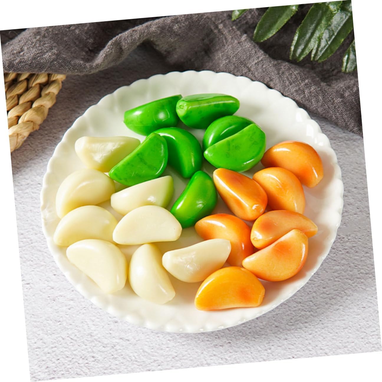 Cabilock 6pcs Artificial Garlic Cloves Simulation Garlic Flakes Lifelike Fake Vegetable Model for Home Kitchen Decor and Photography Props