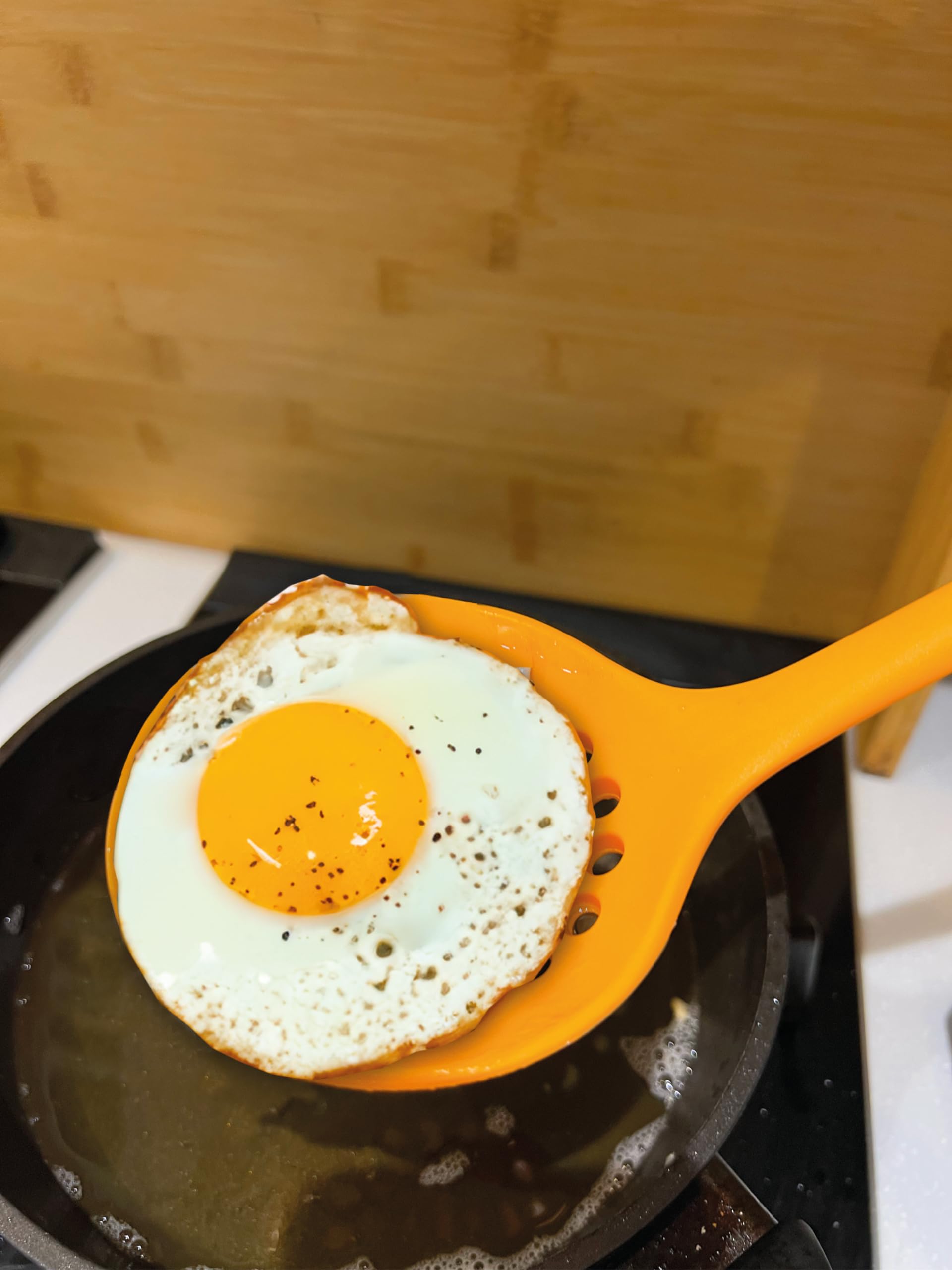 Fackelmann Espumadera de Cocina, Óptima para Freír, Silicona de Tacto Suave, Apta para Sartenes y Ollas con Revestimiento, Resistente hasta 230ºC, Apta para Lavavajillas, Color Naranja, 29x7 cm, 1 ud.