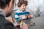 Mattel Games UNO Jeu de cartes, Jouets pour les enfants et la nuit de famille, Themed to Minecraft Jeu vidéo, Voyage Games, Boîte de rangement en étain