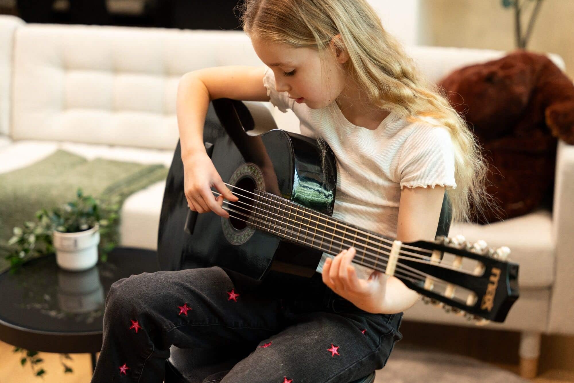 MAX SoloArt Junior 3/4 Guitarra Clásica para Niños - Set Completo con Funda Mochila, Afinador Clip, Soporte MAX GP20, Cuerdas Nailon y Accesorios - Ideal para Principiantes de 8 a 12 Años