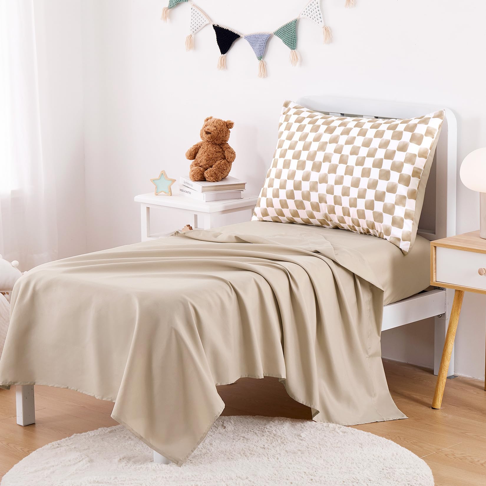 Wake In Cloud - Juego de ropa de cama para niños y niñas, bonito diseño de cuadros a cuadros, juego de cama suave de 4 piezas para cuna que incluye edredón, sábanas y funda de almohada, color marrón y