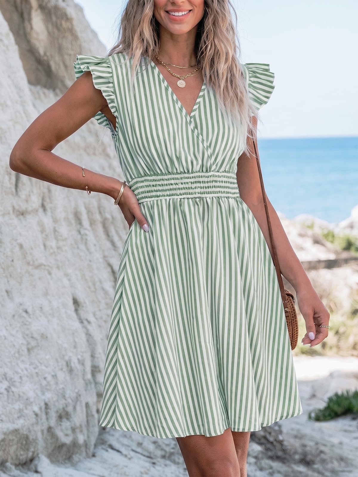 CUPSHE Damen Sommerkleid Mini mit V-Ausschnitt | Die gesmokte Taille bietet eine flexible Passform und definiert die Silhouette.