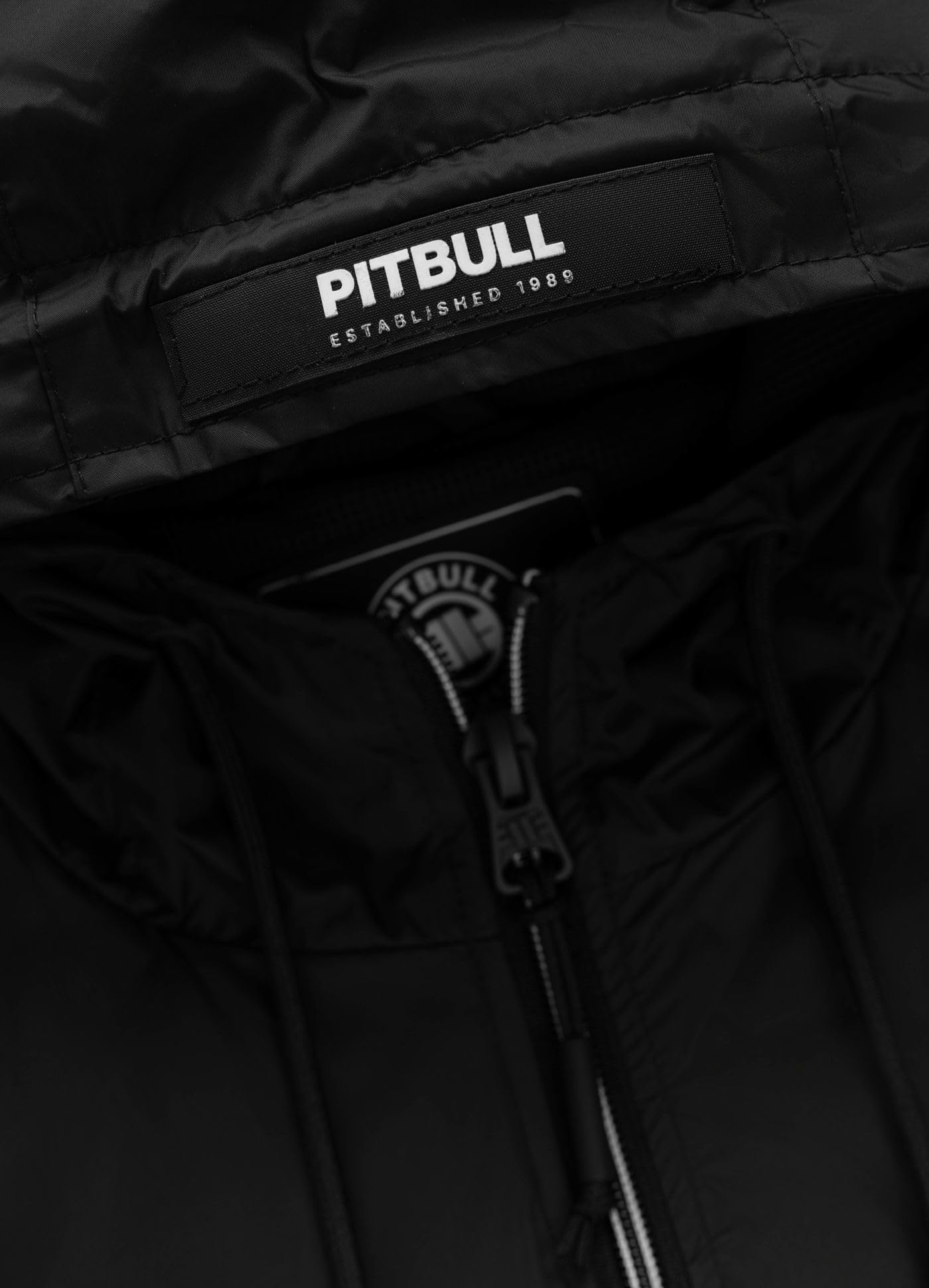PITBULL - Męska kurtka przejściowa z kapturem, ATHLETIC LOGO, wiatroszczelna kurtka męska, softshellowa kurtka z kapturem z zamkiem błyskawicznym, wygodne kieszenie boczne, kurtka wiosenna, kurtka