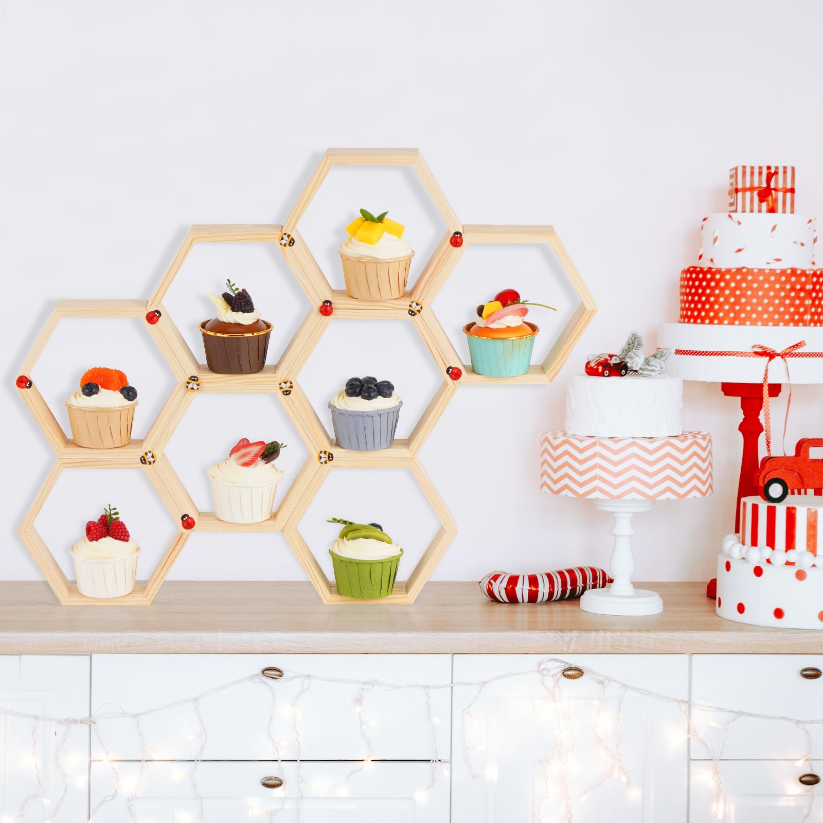 Juego de 16 soportes hexagonales de panal para cupcakes, madera de pino resistente con 30 adorables abejas y 10 decoraciones de mariquitas, torre de postre apilable para hornear para fiestas temáticas