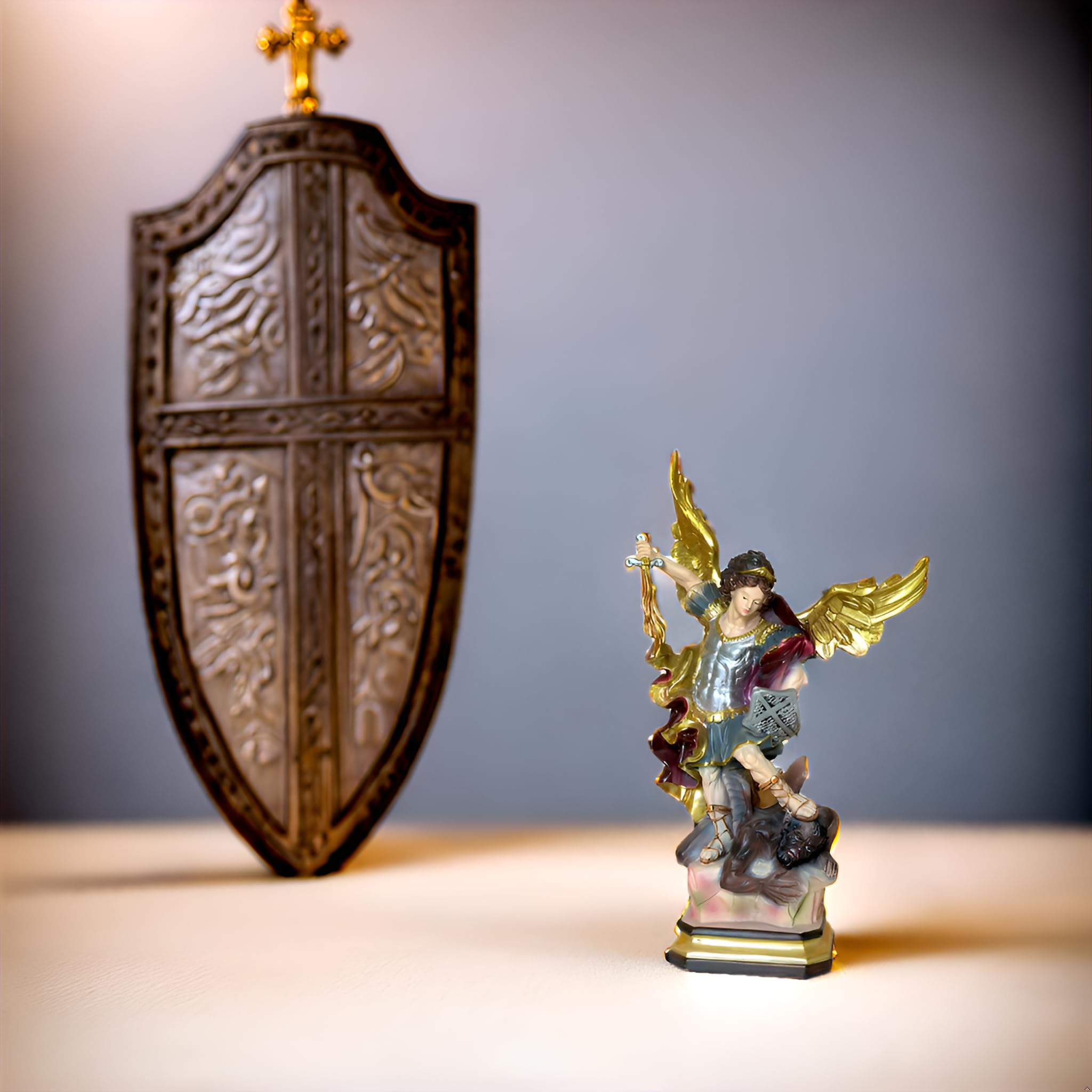 Geschenkidee - 30 cm Heiligenfigur Heiliger Michael Erzengel Schutzpatron Deutschlands und der Kirche - Handgemalte Figur auf Sockel - Hochwertiger Kunstguss aus Resin – Dekoration