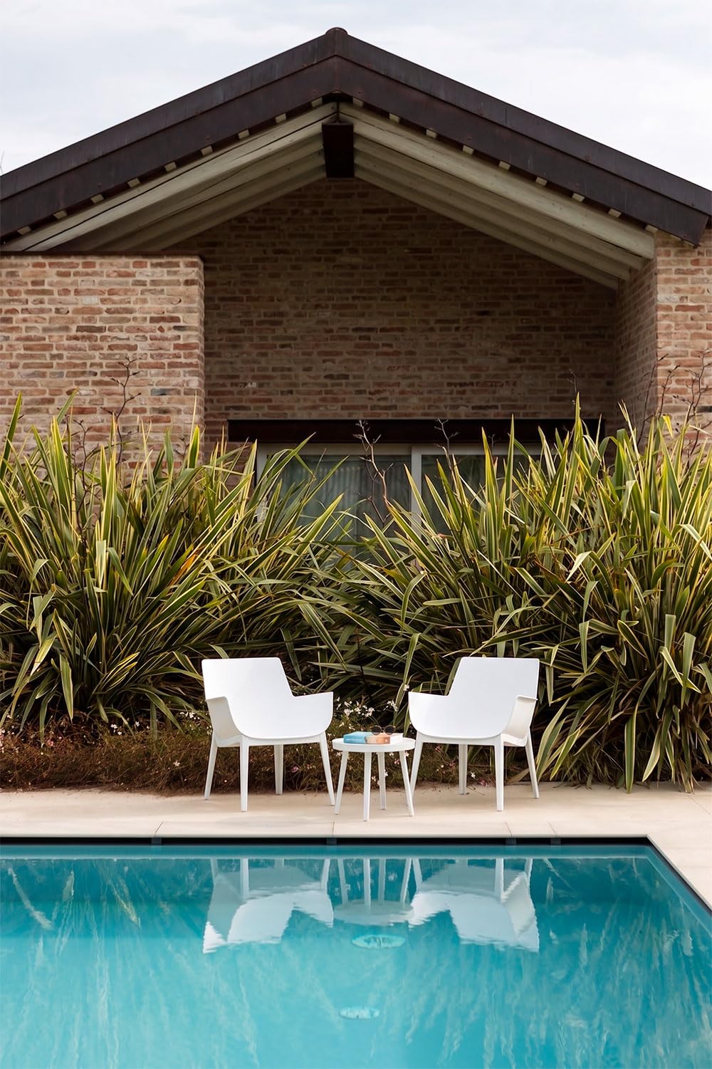 Lot de 2 fauteuils avec table basse d'extérieur en polypropylène renforcé de fibre de verre, fauteuils de piscine, fauteuils de balcon ergonomiques - Betty (ensemble avec table blanche)