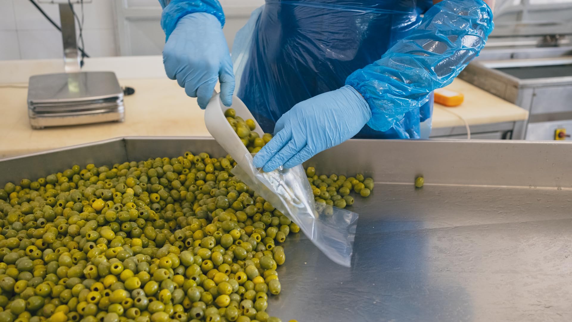 Assortiment d'olives siciliennes TerraMia, méthode Castelvetrano, noires et hachées – Olives primées en Italie, entières et dénoyautées, paquet de 2 kg (4 x 500 g)