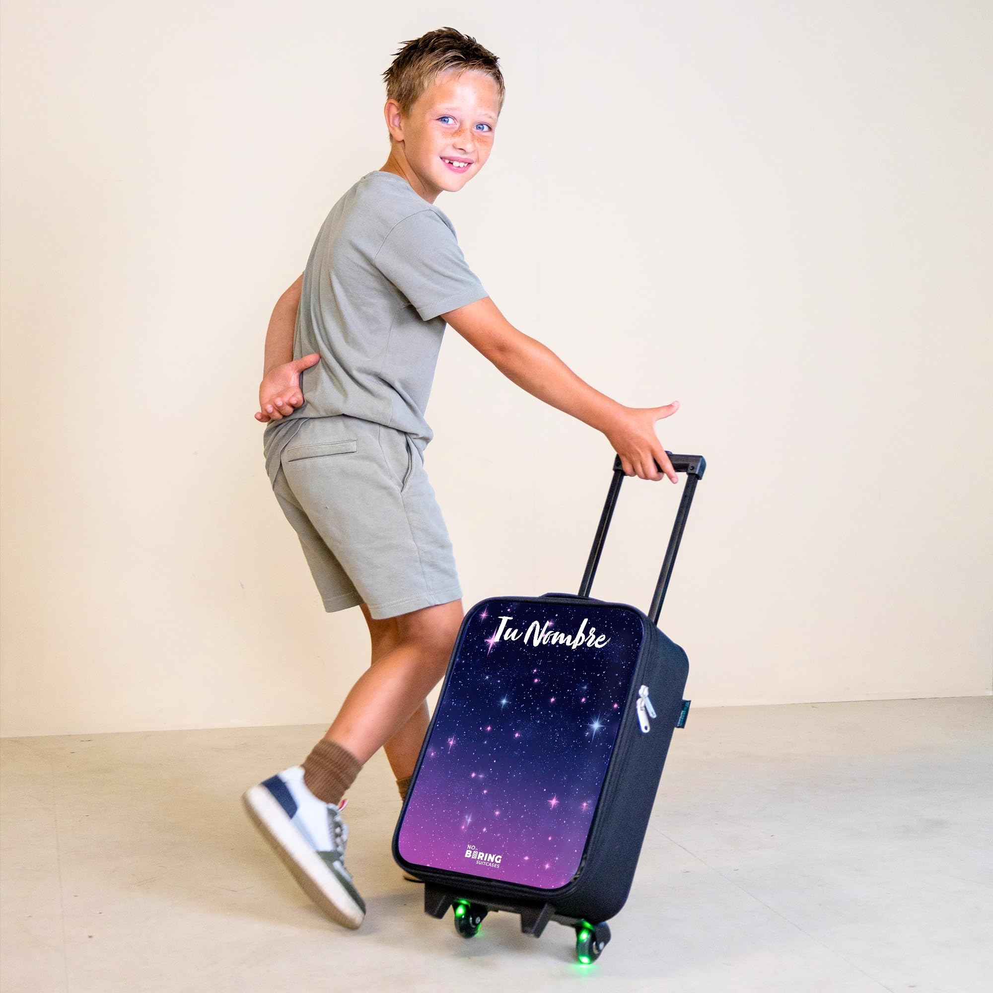 NoBoringSuitcases.com® Maleta Infantil Personalizado con Nombre 48x31x19 cm Maletas De Viaje Cabina Trolley con Ruedas LED Rigida Ultraligero - Niñas - Estrellas - Galaxia - Azul - Rosa