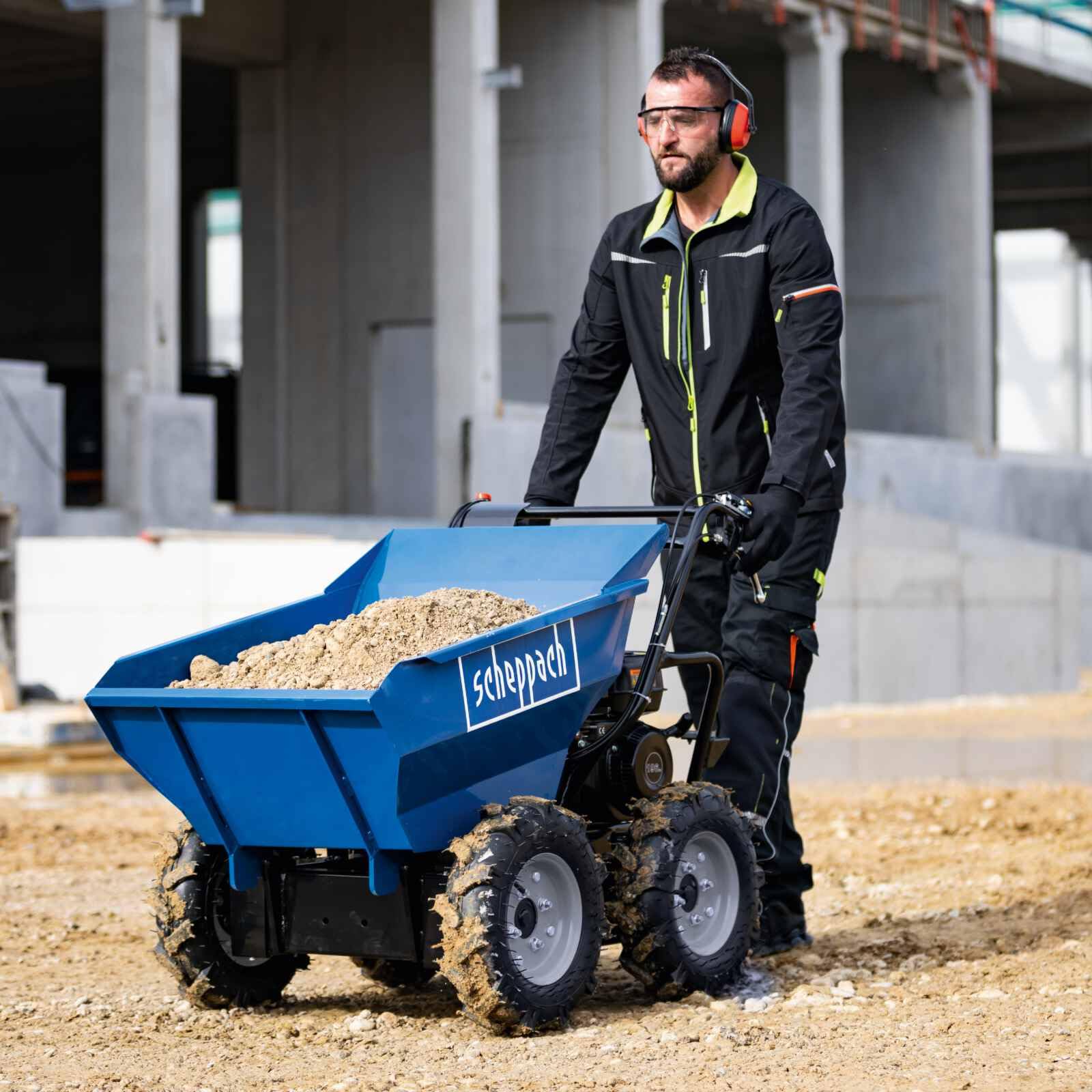 Scheppach Mini-Pelle EXC815 + Benne motorisée DP3000 - Moteur 4 Temps - Largeur du Godet 290 mm - portée 2330 mm - Volume de la Benne 125L - Charge Max 300 kg