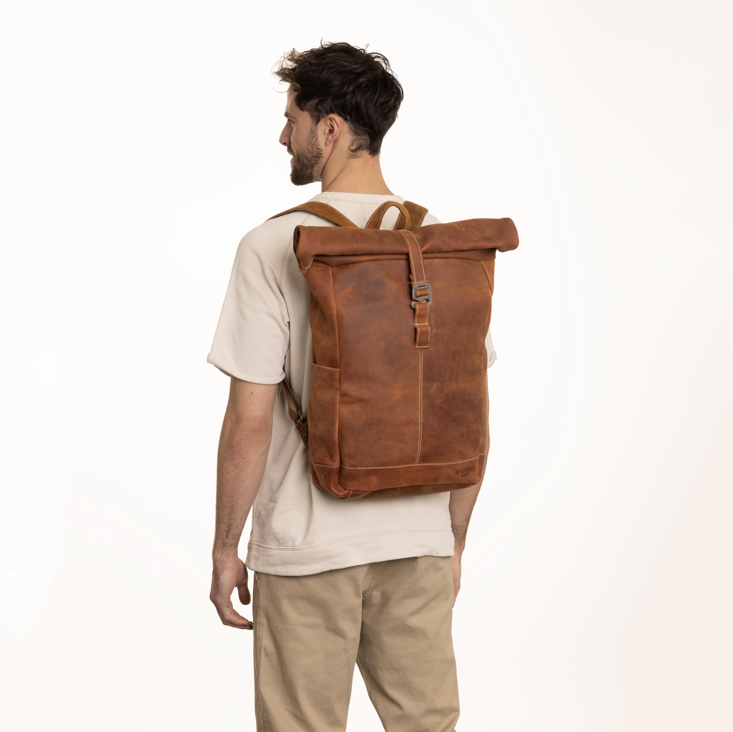Gusti Leder „Bendik“ Rolltop Rucksack – Lederrucksack Braun für Damen & Herren, Vintage Cityrucksack aus Echtleder, Laptop Rucksack & Outdoor Backpack für Alltag, Uni & Reisen