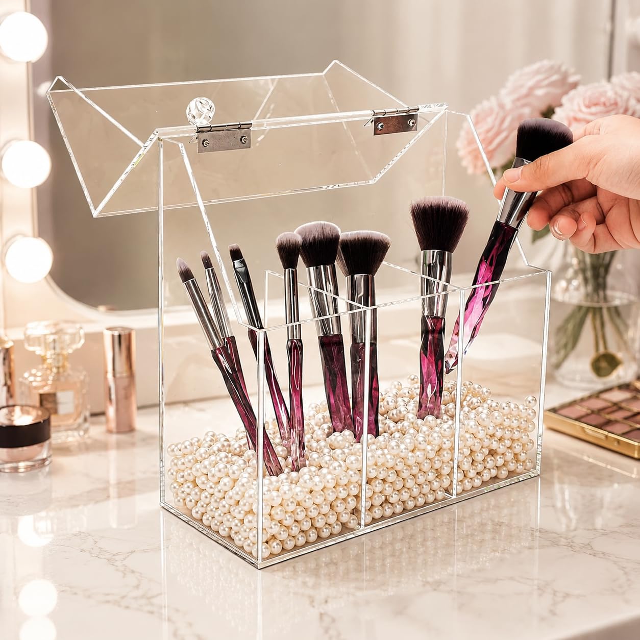 Okllen Make-up-Pinselhalter mit Staubdichtem Deckel, Weiße Perlen, Transparenter Acryl-Make-up-Pinsel-Organizer mit 3 Fächern, Kosmetikpinsel-Aufbewahrungsbox für Waschtisch, Badezimmer, Schlafzimmer