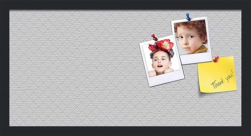 Tablero de anuncios de corcho de 24 x 12 pulgadas. Este tablero decorativo enmarcado viene con patrón de diamante en diseño gris claro y negro