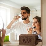 Sac de toilette personnalisé pour les hommes Lettre initiale PU Sac à raser imperméable en cuir pour les articles de toilette Accessoires Voyage Essentiels Sacs de rangement Pères Jour Cadeaux d'anniversaire pour les hommes, Dark