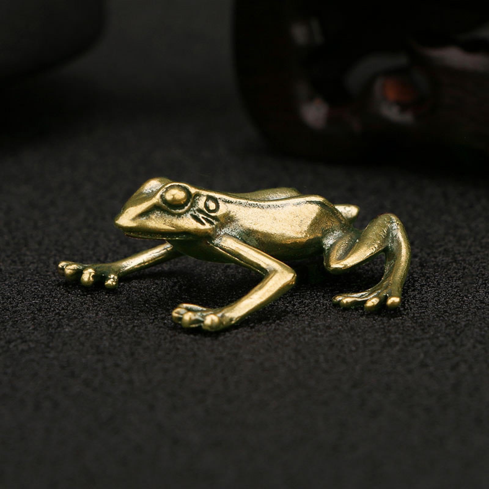 Mini grenouille en laiton : sublimez un bureau vide avec ce bijou rétro