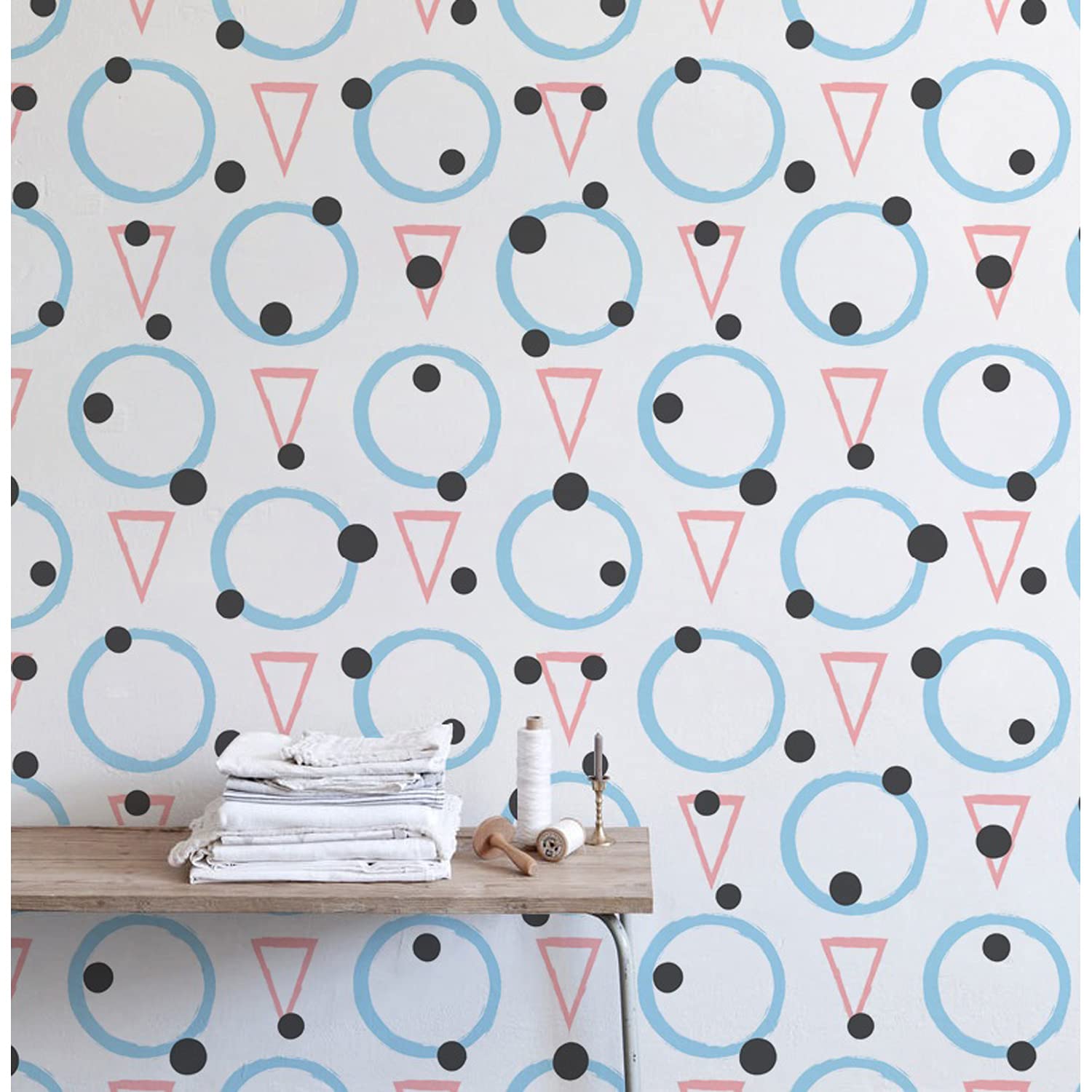 Papier peint intissé pour relooker un meuble ancien motif triangles cercles 152x104cm Coloray