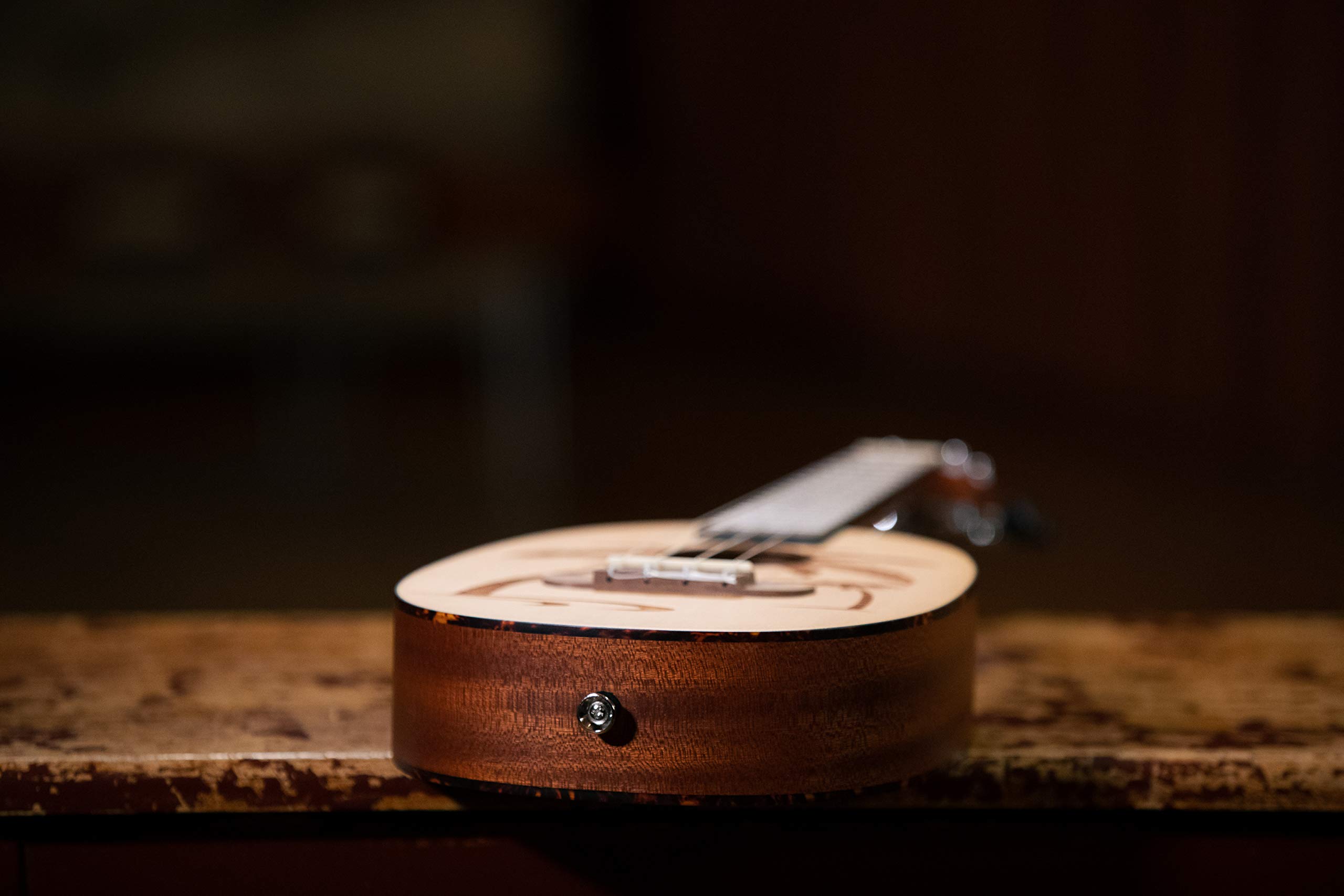 Ortega Guitars Akustyczne Ukulele Koncertowe – Seria Bonfire – Korpus Pineapple – Świerk/Sapele, Wykończenie Naturalne (RUPA5)
