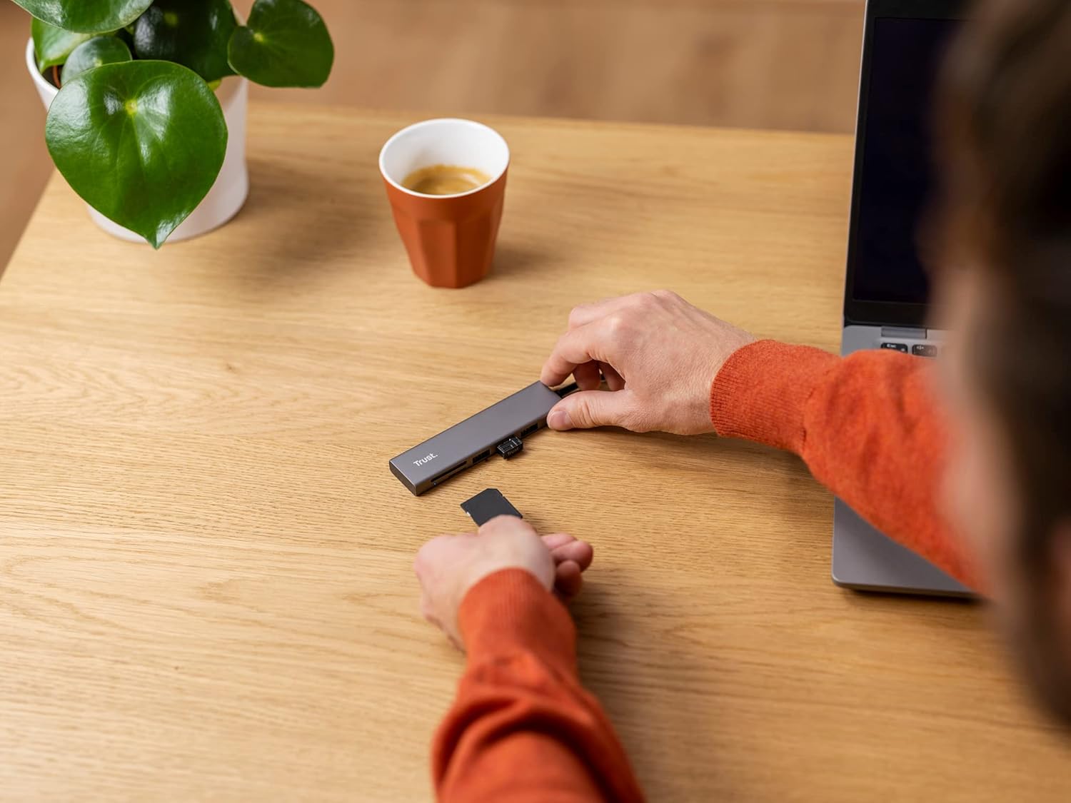 Trust 24191 Halyx Fast USB-C Hub and Card Reader, 3 Extra Ports, 5Gbps with USB 3.2 Gen 1, SD and Micro-SD Card Reader 104 MB/s, (Micro) SD, SDHC and SDXC up to 2 TB