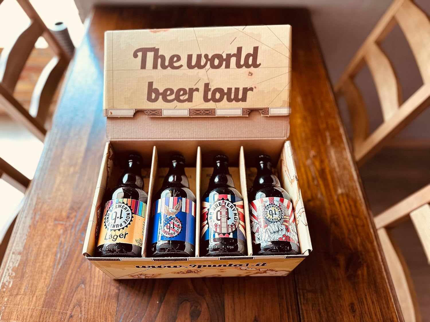 BOX DEGUSTAZIONE GIRO DEL MONDO IN 8 BIRRE - 8 bottiglie di birra artigianale Italiana da 33 cl FORMATO da 8 differenti stili di birra, 1 bottiglia per ogni stile.