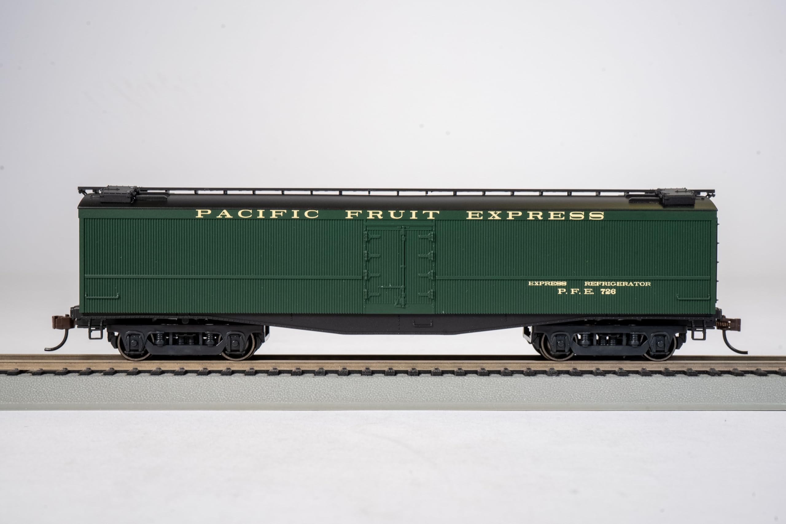 Bachmann Trains - 50' Express Reefer - Pacific Fruit Express #726 - Scala HO