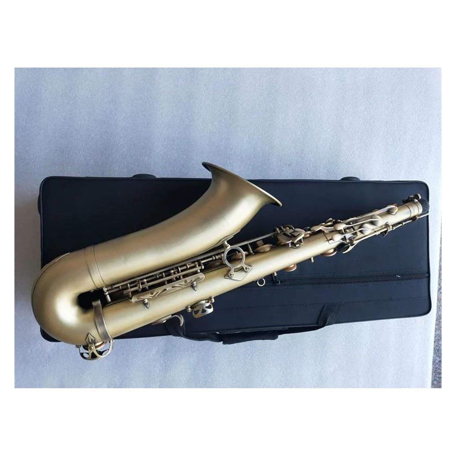 Saksofon Saksofon Tenorowy B Saksofon Tenorowy Grający Na Akapicie Muzyka I Obudowa. Ustnikpro Profesjonalnie