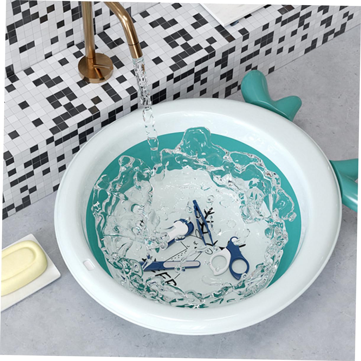 ERINGOGO Pedicure Clippers Baby Nail Care Kit 4-in-1 Nail Trimmer Set Safe Material Easy Clean Storage Box