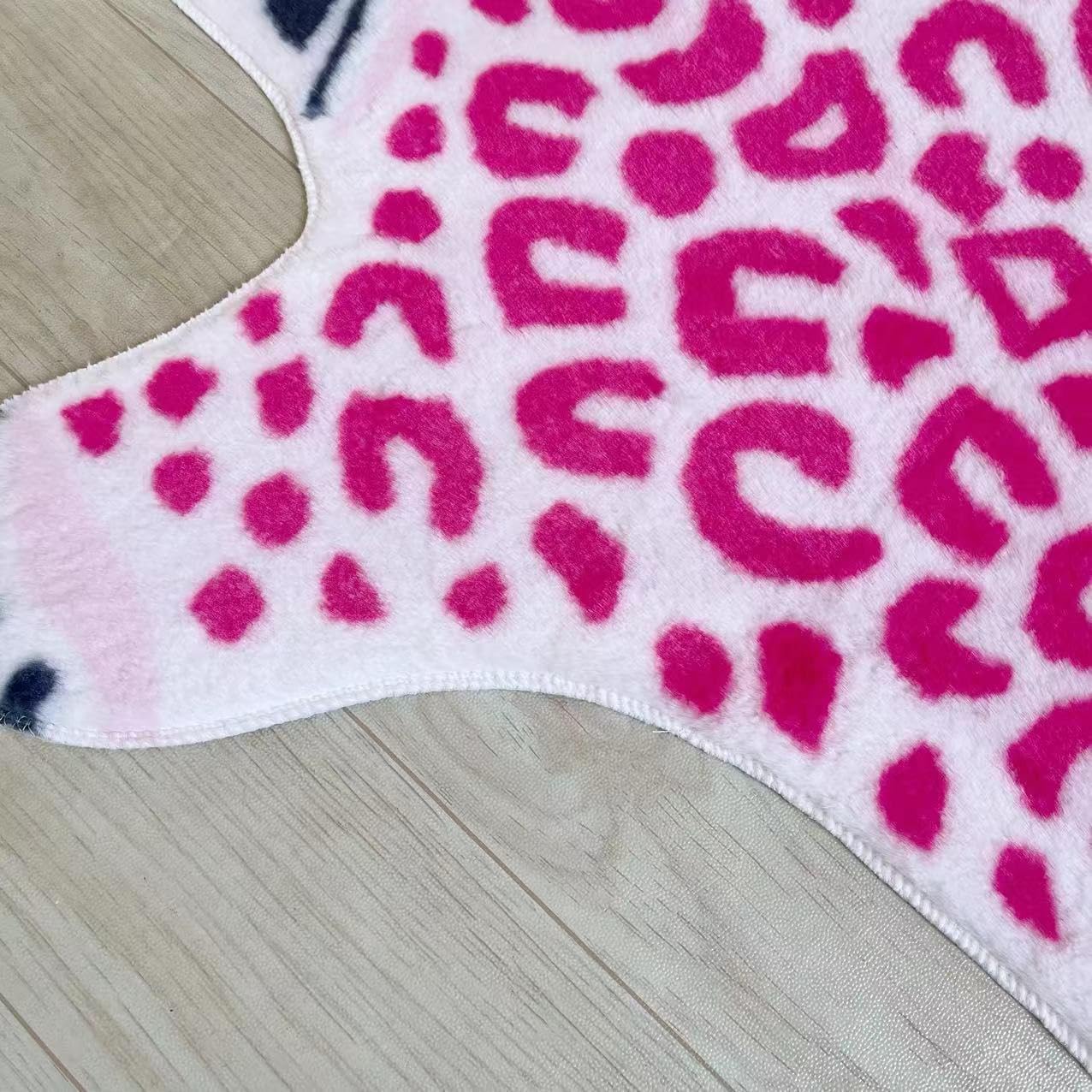 Leopard Print Rug Faux Animal Printed Cowhide Skin Rug Cheetah Area Rugs Carpet Cute Leopard Rugs for Playroom Livingroom, 43.2in L x 28.8in W / 2.4 x3.6 Feet (Pink)