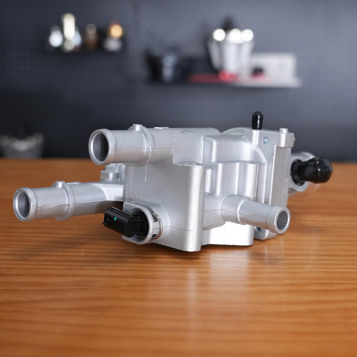 Aluminium Engine Coolant Thermostat Housing Assembly with Sensor Gasket 25199824 25192228 for Chevrolet Cruze 2011-2016, Chevy Sonic 2013-2018, Chevy Trax 2013-2018 Replace 2519-2228, 55564890