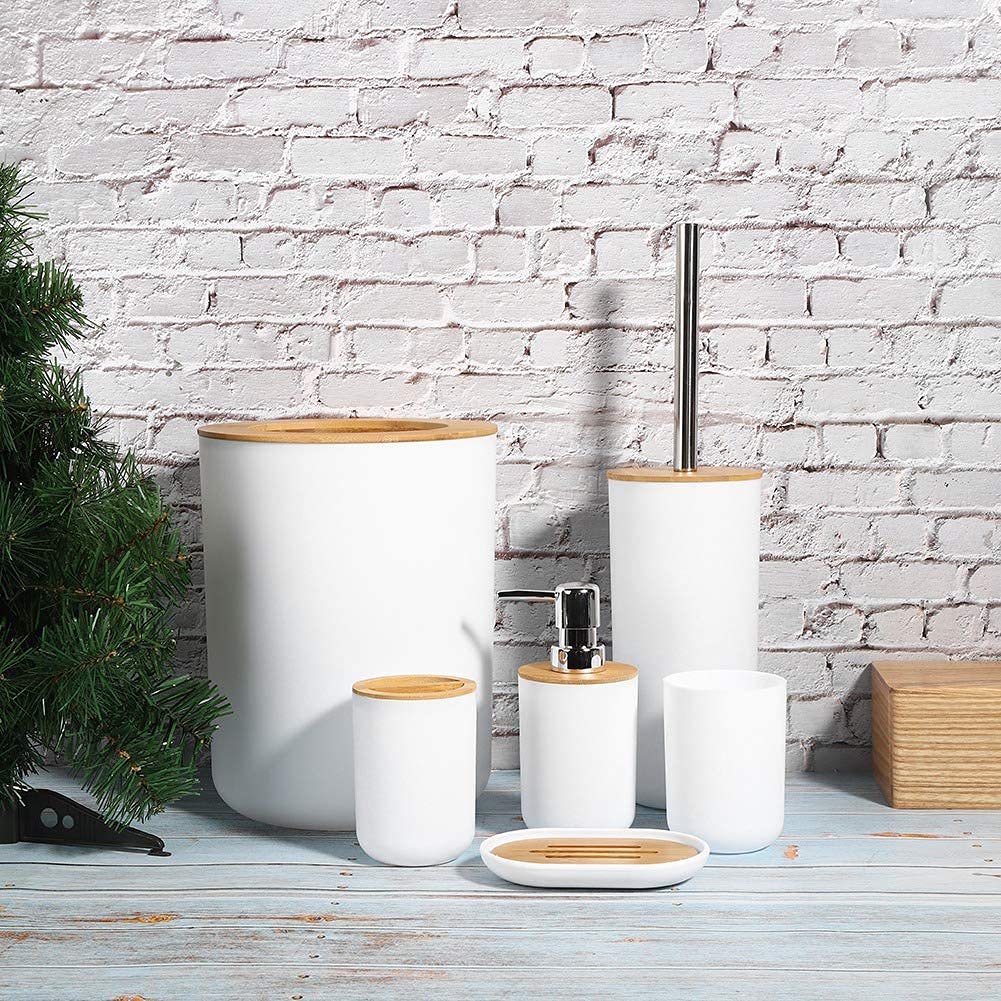 Set di accessori da bagno in bambù ecologico con dispenser di sapone, dispenser per lozioni, bidone della spazzatura, portaspazzolino, scopino per WC e portasapone