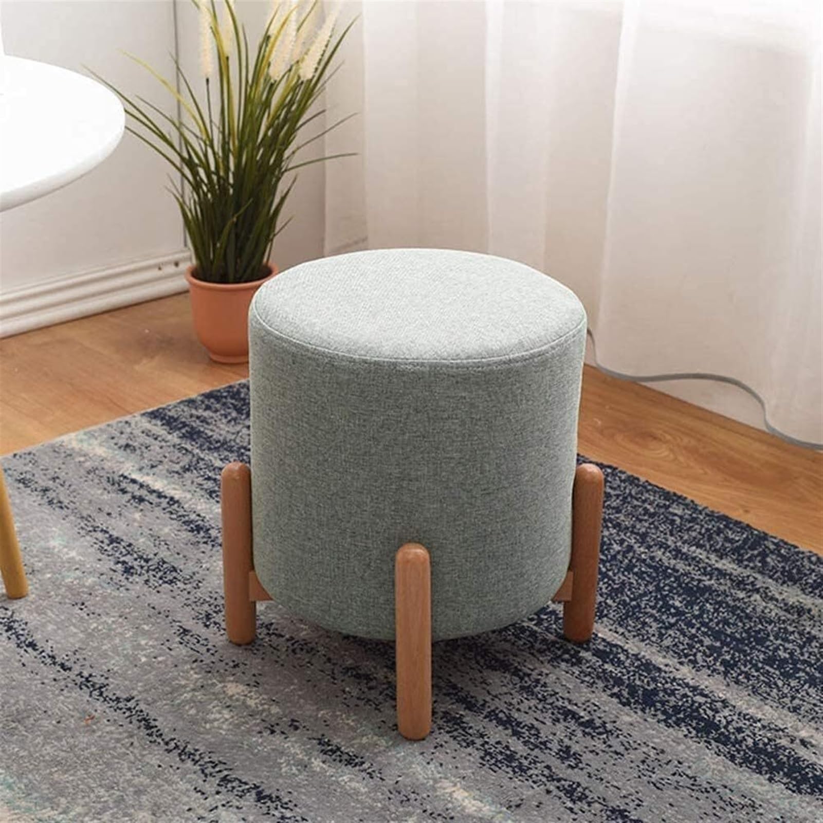 Tabouret rembourré en lin et bois comme siège supplémentaire