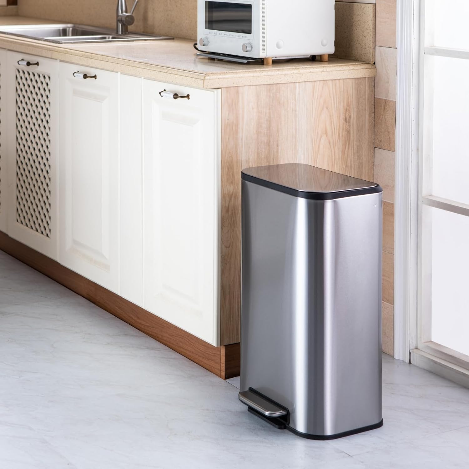 Kitchen Trash Can, 8 Gallon Stainless Steel Garbage Can With Lid, Step-On Pedal and Inner Bucket, Rectangular for Office Living Room (30 L)
