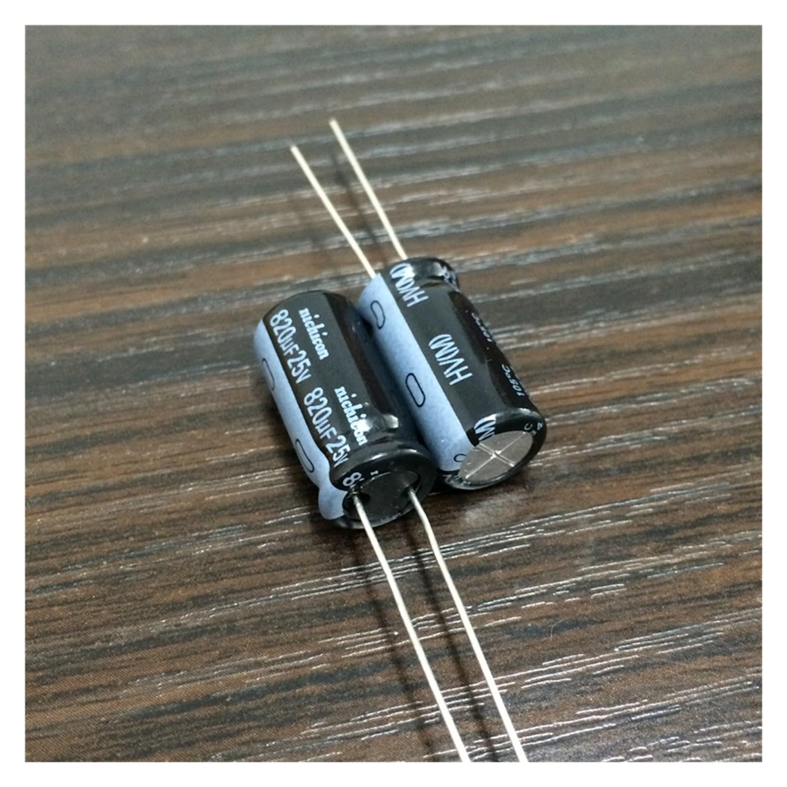Condensateur 820uF 25V pour réparer un écran noir ou une alimentation TV défectueuse