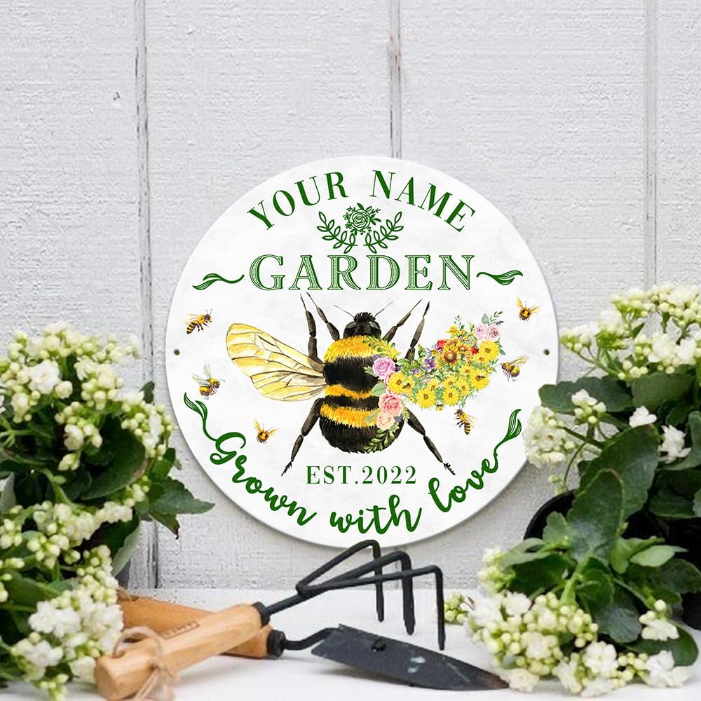 MeMate Personalized Garden Signs Outdoor Decor - Bee Garden Sign - Bee Farm Sign - Customized Name Year Art Metal Sign for Garden with Bee Flower - Metal Plaque for Garden Decoration